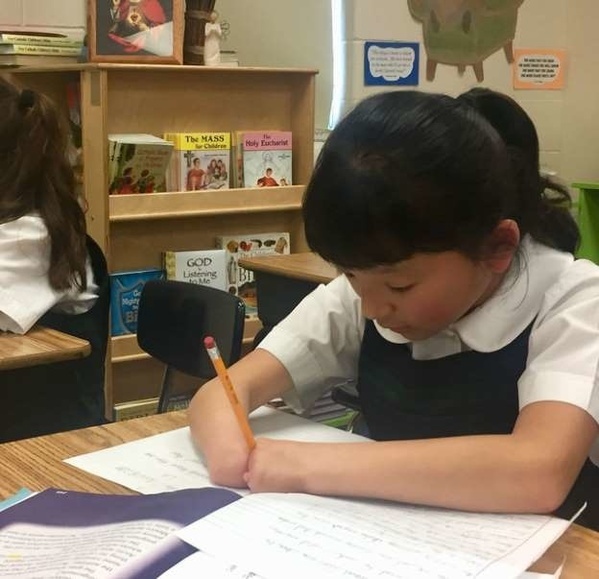 Bất ngờ với câu chuyện cô bé lớp 3 không tay đạt danh hiệu viết chữ đẹp toàn quốc