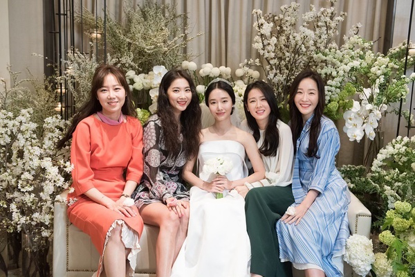 Bộ ảnh hậu trường cưới khủng nhất lịch sử Kbiz: Son Ye Jin và mỹ nhân Vườn sao băng đọ sắc, còn có cả idol nhà YG - Ảnh 1.