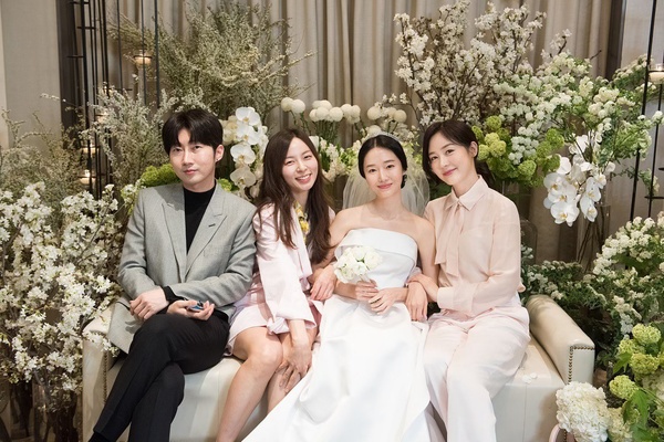 Bộ ảnh hậu trường cưới khủng nhất lịch sử Kbiz: Son Ye Jin và mỹ nhân Vườn sao băng đọ sắc, còn có cả idol nhà YG - Ảnh 2.