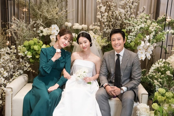 Bộ ảnh hậu trường cưới khủng nhất lịch sử Kbiz: Son Ye Jin và mỹ nhân Vườn sao băng đọ sắc, còn có cả idol nhà YG - Ảnh 3.