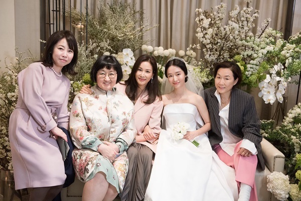 Bộ ảnh hậu trường cưới khủng nhất lịch sử Kbiz: Son Ye Jin và mỹ nhân Vườn sao băng đọ sắc, còn có cả idol nhà YG - Ảnh 4.