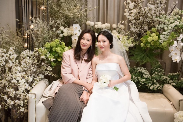 Bộ ảnh hậu trường cưới khủng nhất lịch sử Kbiz: Son Ye Jin và mỹ nhân Vườn sao băng đọ sắc, còn có cả idol nhà YG - Ảnh 5.