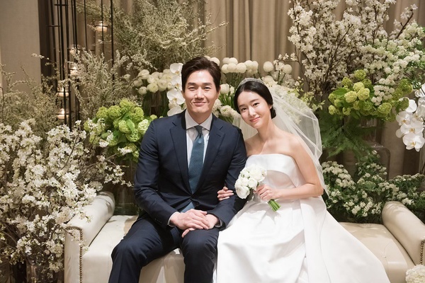 Bộ ảnh hậu trường cưới khủng nhất lịch sử Kbiz: Son Ye Jin và mỹ nhân Vườn sao băng đọ sắc, còn có cả idol nhà YG - Ảnh 6.