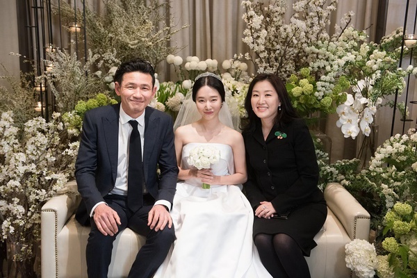 Bộ ảnh hậu trường cưới khủng nhất lịch sử Kbiz: Son Ye Jin và mỹ nhân Vườn sao băng đọ sắc, còn có cả idol nhà YG - Ảnh 7.