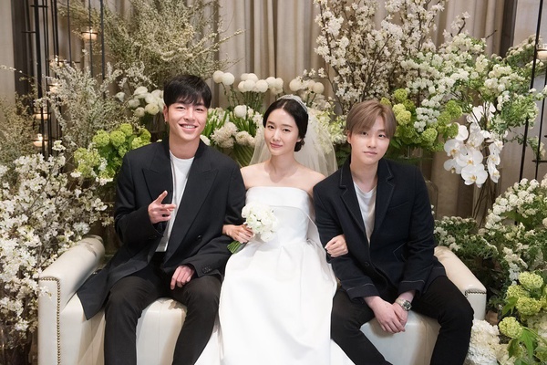 Bộ ảnh hậu trường cưới khủng nhất lịch sử Kbiz: Son Ye Jin và mỹ nhân Vườn sao băng đọ sắc, còn có cả idol nhà YG - Ảnh 9.