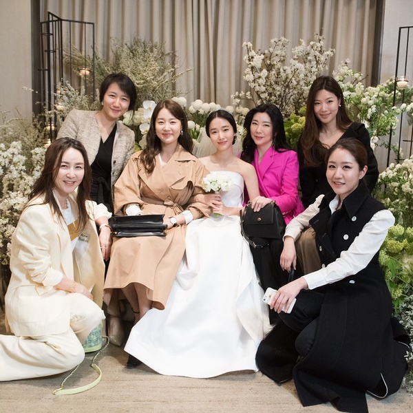 Bộ ảnh hậu trường cưới khủng nhất lịch sử Kbiz: Son Ye Jin và mỹ nhân Vườn sao băng đọ sắc, còn có cả idol nhà YG - Ảnh 13.