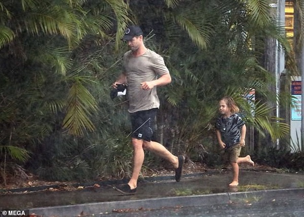 Ông bố phũ của năm: Cùng dầm mưa nhưng Thor Chris Hemsworth đội mũ đi giày, để con trai đầu trần chân đất - Ảnh 3.