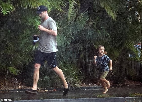 Ông bố phũ của năm: Cùng dầm mưa nhưng Thor Chris Hemsworth đội mũ đi giày, để con trai đầu trần chân đất - Ảnh 4.