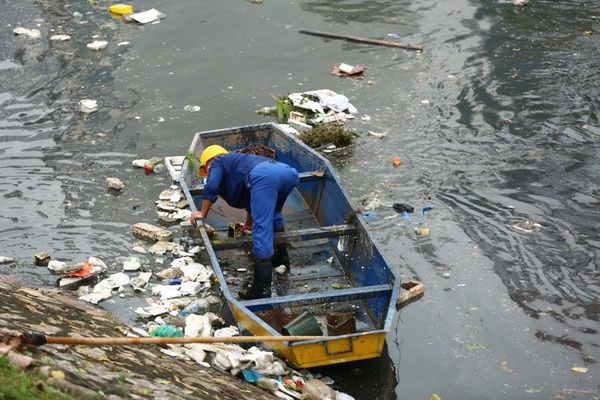  
Sông Tô Lịch ô nhiễm nặng nề.