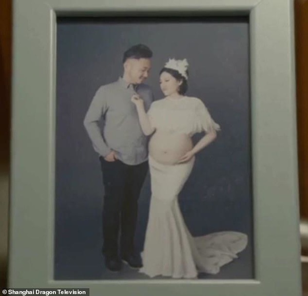  
Hình ảnh cô chụp cùng chồng khi đang mang thai