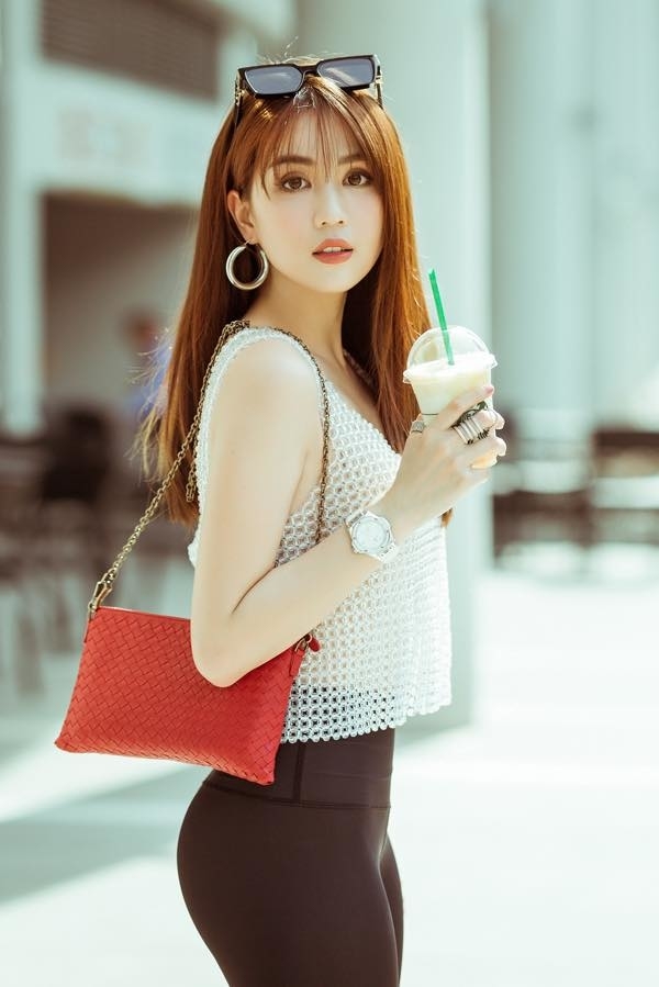 Ngọc Trinh xuất sắc đón trend, là sao Việt đầu tiên lăng-xê mốt thời trang áo kết cườm mới