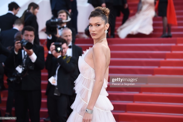 Thảm đỏ Cannes ngày 3: HLV The Face Thái Lan bất ngờ vùng lên chặt chém Bella Hadid cùng dàn mỹ nhân váy xẻ - Ảnh 2.