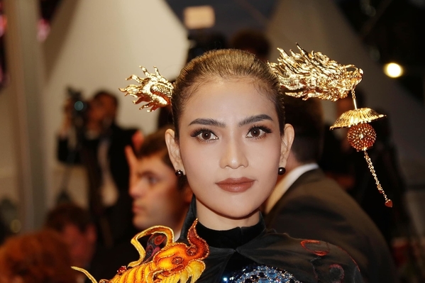 Hết Ngọc Trinh đến lượt Trương Thị May bị báo chí nước ngoài nhầm lẫn trên thảm đỏ Cannes