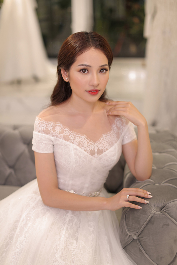 Trước ngày trọng đại, hé lộ váy cưới của bạn gái kém 13 tuổi Dương Khắc Linh