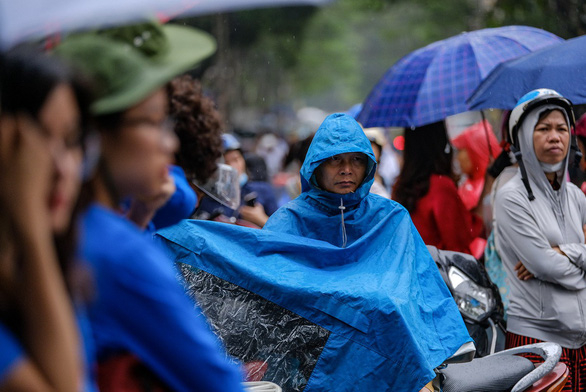  
Cũng trong sáng 2/6, nhiều phụ huynh đã phải đội mưa đứng ngoài cổng trường thi chờ con (Ảnh: Nam Trần)