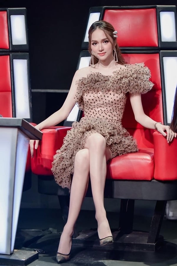  
Hương Giang rạng rỡ trong lần đầu ngồi "ghế nóng" The Voice Kids.