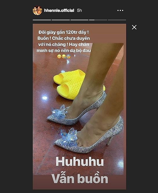  
Cũng trong sự kiện ở Canada, H'Hen Niê được đi đôi giày Jimmichoo có giá 5.000$ (khoảng 120 triệu đồng), tuy nhiên cô nàng không thể di chuyển quá 2 tiếng trên đôi giày đắt giá này. Hoa hậu chuyển sang đi lại đôi dép tổ ong có giá chưa đến 20 nghìn đồng.
