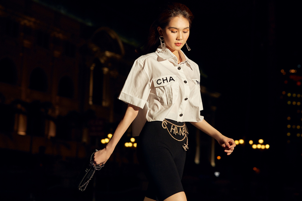  
Chiếc thắt lưng Chanel trị giá gần 50 triệu này được Ngọc Trinh rất ưu ái khi sử dụng thường xuyên trong thời gian gần đây. 