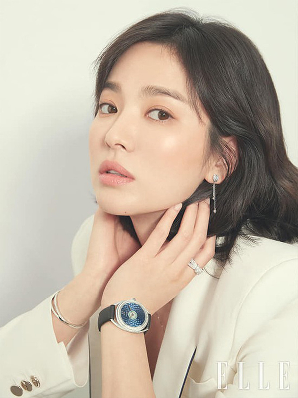  
Song Hye Kyo trong trẻo, trẻ trung trong bộ cánh nhẹ nhàng. Bức ảnh nằm trong chùm ảnh Nữ thần mùa xuân của tạp chí Elle Hàn Quốc tháng 3 vừa rồi. Concept đúng với tinh thần và phong cách thanh lịch trước nay của Song Hye Kyo.