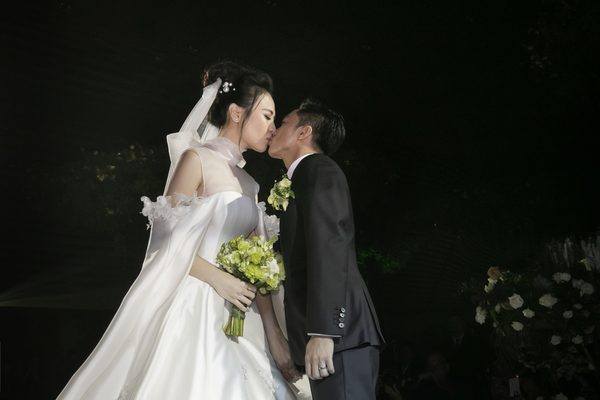 Cường Đôla liên tục hôn Đàm Thu Trang trong đám cưới đẹp như mơ - Tin sao Viet - Tin tuc sao Viet - Scandal sao Viet - Tin tuc cua Sao - Tin cua Sao
