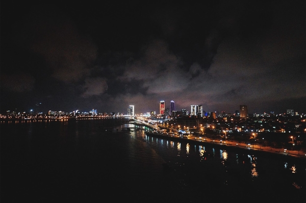  
Đà Nẵng buổi đêm nhìn từ cầu Thuận Phước. @thanh.beos96