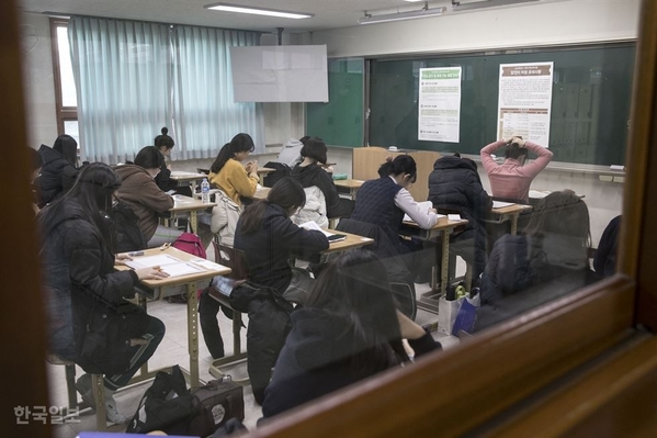  
Thí sinh ngồi chờ đến giờ thi tại trường trung học Pohang Idong ở Nam-gu, Pohang, tỉnh Gyeongsang Bắc, Hàn Quốc - Ảnh: Internet