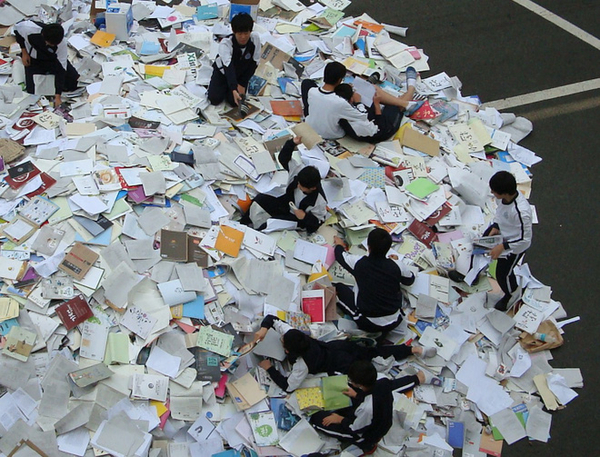 Vui như học sinh Hàn: Thi đại học xong chở sách vở đi vứt, rủ nhau phẫu thuật thẩm mỹ để ăn mừng