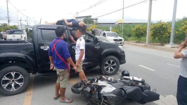 Bị tai nạn hất tung lên nóc ô tô, cô gái lập tức rút điện thoại “selfie” để thông báo mình vẫn sống