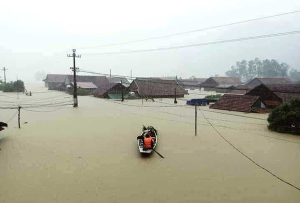 Hình ảnh lũ chạm mái nhà tại Quảng Bình, nhiều nơi bị cô lập
