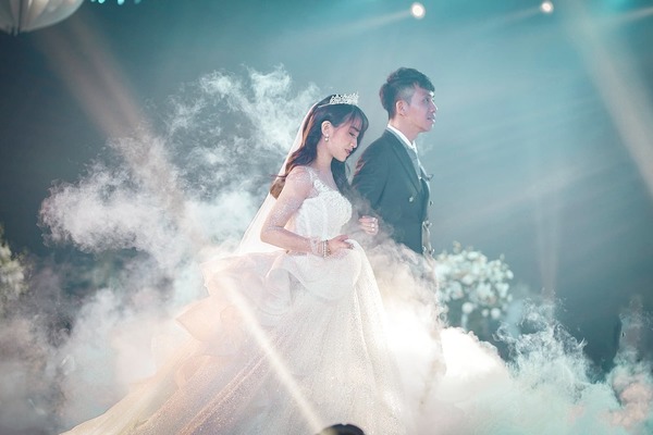 Bóc giá 3 chiếc váy cưới của con gái Minh Nhựa diện trong hôn lễ - Tin sao Viet - Tin tuc sao Viet - Scandal sao Viet - Tin tuc cua Sao - Tin cua Sao