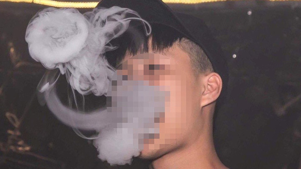  
Nhiều thanh niên tỏ ra "ngầu" khi sử dụng thuốc lá điện tử