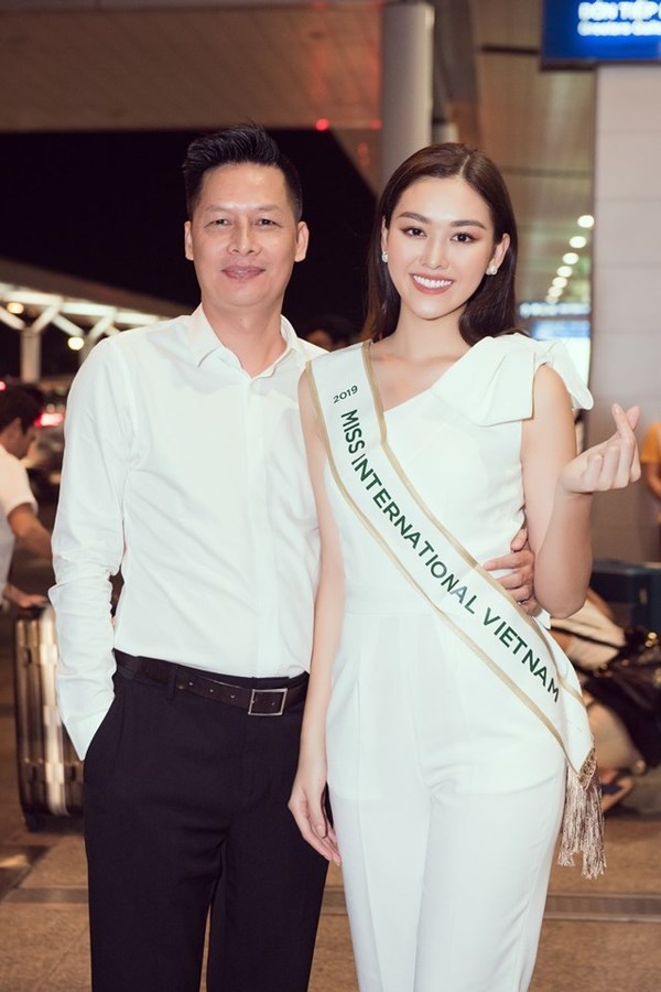 Tường San nghẹn ngào ôm chặt bố mẹ lên đường tới Miss International - Tin sao Viet - Tin tuc sao Viet - Scandal sao Viet - Tin tuc cua Sao - Tin cua Sao