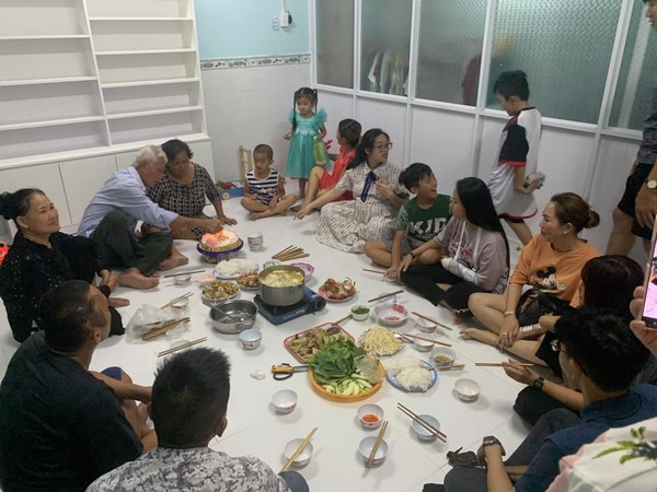 Quách Ngọc Tuyên dẫn vợ bầu 8 tháng về ăn sinh nhật ba mẹ