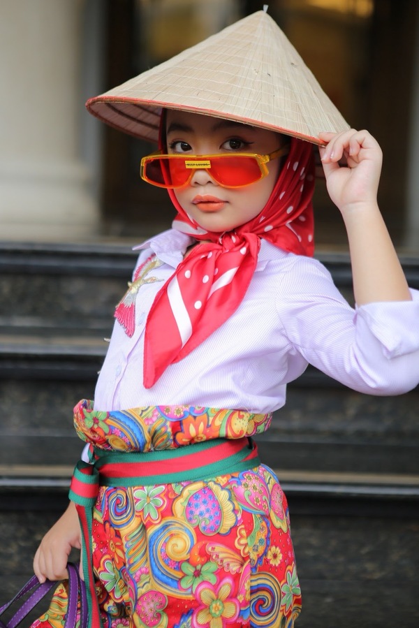 Mẫu nhí đội nón lá, diện đồ cá tính đến tuần lễ thời trang ở Hà Nội