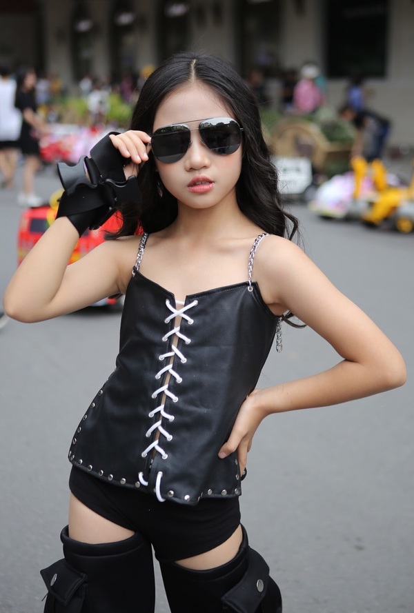 Mẫu nhí đội nón lá, diện đồ cá tính đến tuần lễ thời trang ở Hà Nội