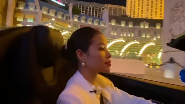 Phạm Hương ở khách sạn 240 triệu/đêm, lái siêu xe như tay đua