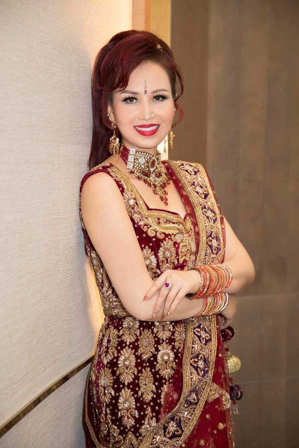 Diệu Hoa diện sari thêu vàng chồng Ấn Độ tặng dự lễ hội Diwali