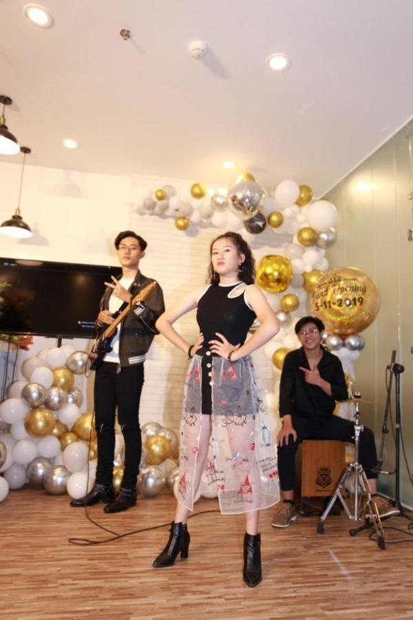 
Ra mắt Gushcloud Band với giọng hát chính là tài năng nhí Tina Trần, Guitarist Nam Nguyễn – Cajon Y Trí