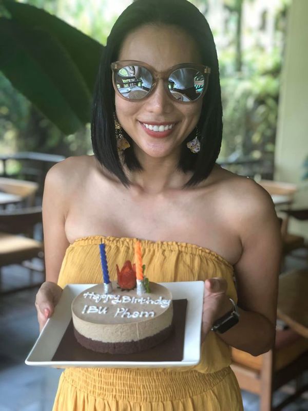 
Trong chuyến đi nghỉ dưỡng tại một khách sạn sang trọng và đắt đỏ ở Bali, nữ ca sĩ đã được bạn trai thực hiện sinh nhật bất ngờ, mang niềm vui cho cô tại thời khắc đón tuổi 36. - Tin sao Viet - Tin tuc sao Viet - Scandal sao Viet - Tin tuc cua Sao - Tin cua Sao