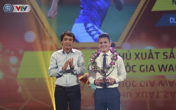  
Quang Hải nhận giải Cầu thủ xuất sắc nhất V.League 2019 tối 6/11. Ảnh: Hanoi Football Club