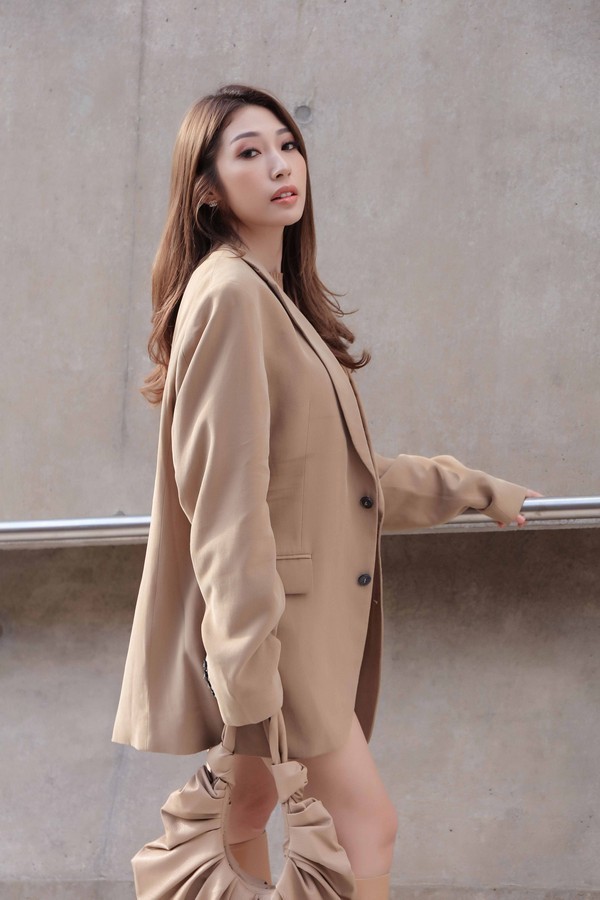 Khổng Tú Quỳnh diện đồ bắt trend, thả dáng ở Seoul Fashion Week