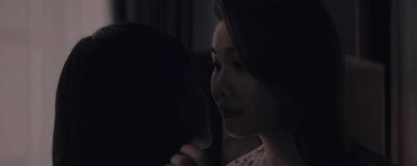     
Những cảnh "nóng" giữa Chi Pu và Thanh Hằng khiến khán giả trông đợi một mối duyên "bách hợp"