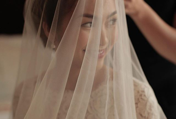 Cô dâu Tăng Thanh Hà nở nụ cười rạng rỡ sau chiếc khăn voan. 