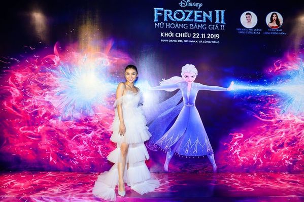 Hai chị em 'Elsa, Anna Việt Nam' chiếm sóng buổi ra mắt 'Frozen 2'