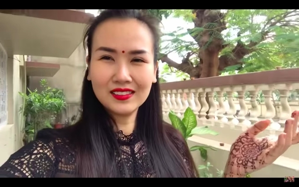 Mẹ chồng Ấn Độ ôm Võ Hạ Trâm không rời lúc tiễn con dâu về Việt Nam - Tin sao Viet - Tin tuc sao Viet - Scandal sao Viet - Tin tuc cua Sao - Tin cua Sao