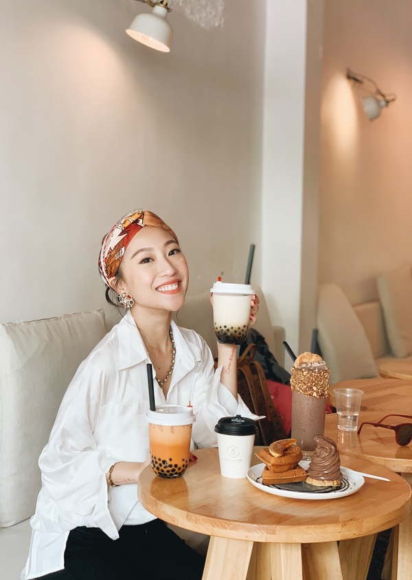  
Cô nàng travel blogger hứng thú với đủ loại trà sữa, kem, bánh ngọt ở Shakespeare Milkshakes