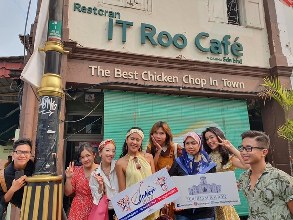  
IT Roo Café nổi tiếng với món gà rán thơm lừng