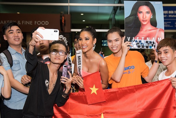 H'Hen Niê tiễn Hoàng Thùy lên đường tham dự Miss Universe 2019 - Tin sao Viet - Tin tuc sao Viet - Scandal sao Viet - Tin tuc cua Sao - Tin cua Sao