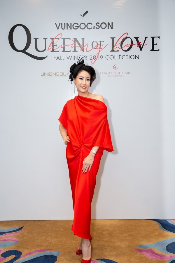  
Hoa hậu Hà Kiều Anh nổi bật với chiếc đầm lụa đỏ lệch vai, cô là một trong những người bạn thân thiết của bộ đôi NTK.