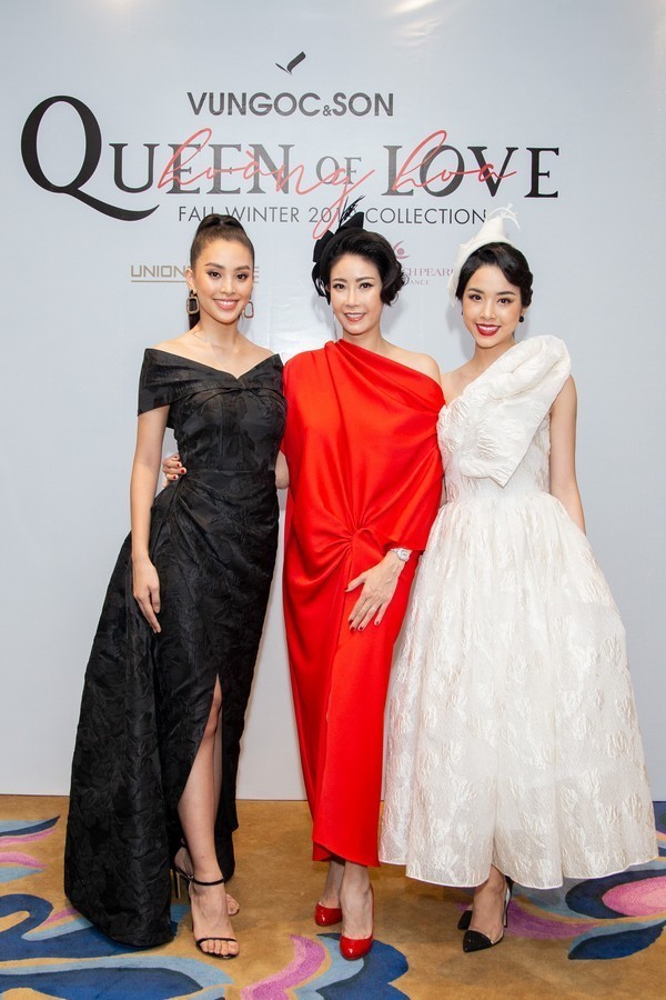  
Hoa hậu Trần Tiểu Vy và Á hậu Thúy An cũng có dịp hội ngộ đàn chị. Chị em người đẹp diện váy xòe mang lại cảm giác nhẹ nhàng, tao nhã. 